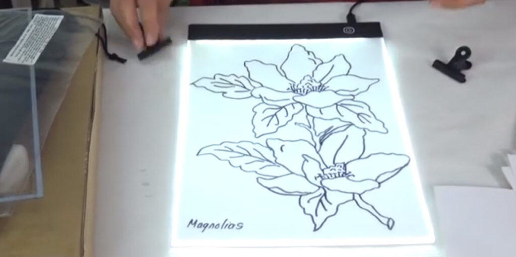 Utilizando la mesa para calcar dibujos para dibujar flores